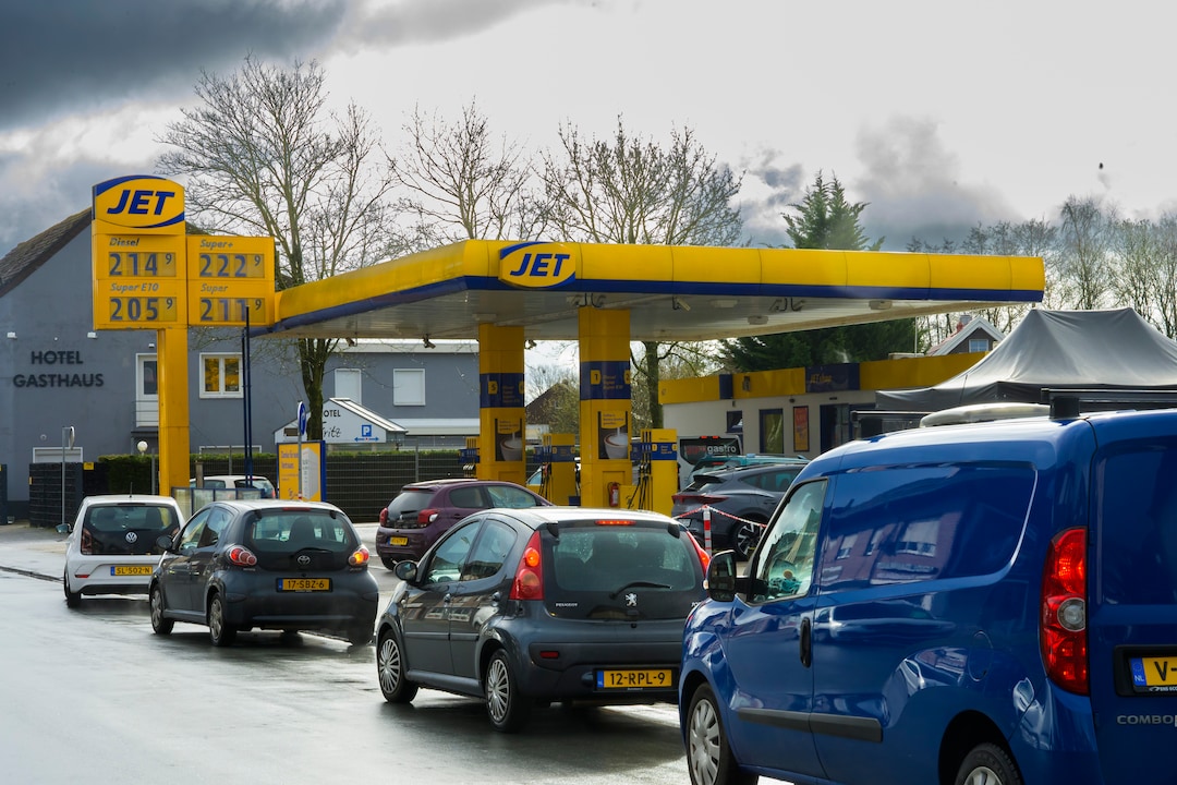 Tanken over de grens wordt weer goedkoper